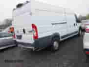 2018 Ram ProMaster Cargo z VIN 3C6URVJG7JE128140, wystawiony jako IAAI lot #42174435 z przebiegiem 101 826 mil mil oraz . Historia ofert i sprzedaży dostępna na DreamBid. Obrazek 4.