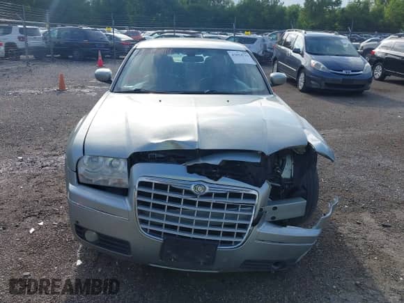 2005 Chrysler 300 Touring z VIN 2C3JA53G35H132409, wystawiony jako IAAI lot #43014719 z przebiegiem 237 011 mil mil oraz . Historia ofert i sprzedaży dostępna na DreamBid. Obrazek 12.