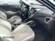 2012 Hyundai Veloster w/Gray Int z VIN KMHTC6AD6CU049429, wystawiony jako IAAI lot #43410430 z przebiegiem 153 050 mil mil oraz . Historia ofert i sprzedaży dostępna na DreamBid. Obrazek 5.