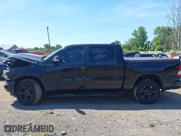 2019 Ram 1500 Big Horn z VIN 1C6RRFFG9KN799360, wystawiony jako IAAI lot #42813232 z przebiegiem 101 517 mil mil oraz . Historia ofert i sprzedaży dostępna na DreamBid. Obrazek 14.