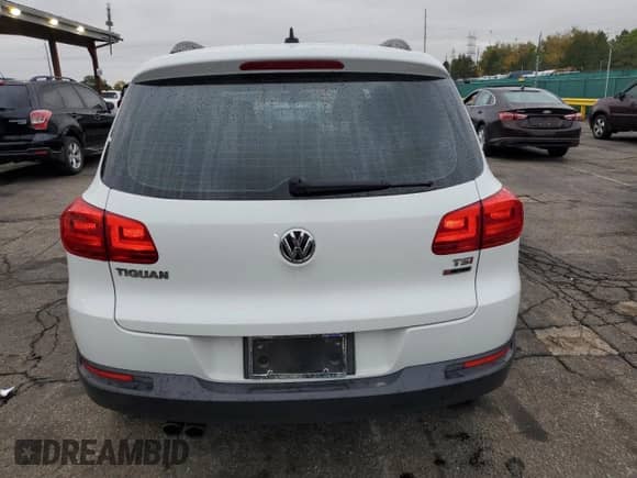 2017 Volkswagen Tiguan S с VIN WVGBV7AX4HK030452, выставлен на аукционе Copart как лот 85372145 с пробегом 69 863 миль миль и Списание • Salvage title. История ставок и продаж доступна на DreamBid. Изображение 6.