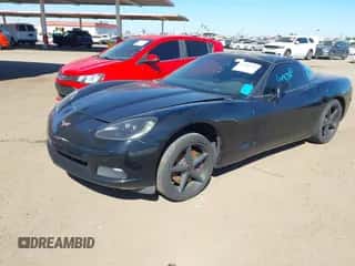 2013 Chevrolet Corvette 3LT z VIN 1G1YG2DW0D5101677, wystawiony jako IAAI lot #43504224 z przebiegiem Nie podano mil oraz . Historia ofert i sprzedaży dostępna na DreamBid. Obrazek 2.