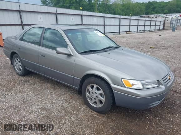 1997 Toyota Camry LE z VIN 4T1BF22K8VU011101, wystawiony jako IAAI lot #42065491 z przebiegiem 206 388 mil mil oraz . Historia ofert i sprzedaży dostępna na DreamBid. Obrazek 1.