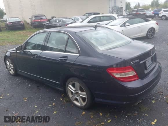 2011 Mercedes-Benz C 300 Sport z VIN WDDGF8BB6BR145896, wystawiony jako Copart lot #84426195 z przebiegiem 113 547 mil mil oraz Czysty tytuł • Clean title. Historia ofert i sprzedaży dostępna na DreamBid. Obrazek 3.
