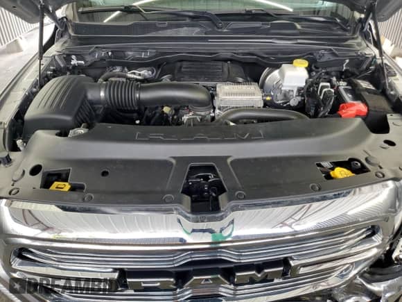 2024 Ram 1500 Laramie z VIN 1C6RREJT0RN220877, wystawiony jako Copart lot #63612485 z przebiegiem 42 532 mil mil oraz Czysty tytuł • Clean title. Historia ofert i sprzedaży dostępna na DreamBid. Obrazek 12.