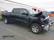 2020 Ram 1500 Big Horn z VIN 1C6SRFMT9LN111635, wystawiony jako IAAI lot #41123304 z przebiegiem 44 804 mil mil oraz . Historia ofert i sprzedaży dostępna na DreamBid. Obrazek 1.