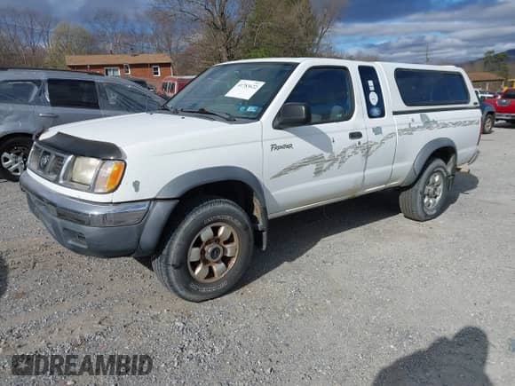 1998 Nissan Frontier XE z VIN 1N6DD26Y4WC361816, wystawiony jako IAAI lot #41783622 z przebiegiem 141 834 mil mil oraz . Historia ofert i sprzedaży dostępna na DreamBid. Obrazek 2.