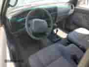 1997 Toyota Tacoma z VIN 4TAWN72N2VZ272710, wystawiony jako Copart lot #66575845 z przebiegiem 276 169 mil mil oraz Czysty tytuł • Clean title. Historia ofert i sprzedaży dostępna na DreamBid. Obrazek 8.