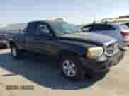 2005 Dodge Dakota SLT с VIN 1D7HE42N65S163225, выставлен на аукционе Copart как лот 80413475 с пробегом 137 282 миль миль и Списание • Salvage title. История ставок и продаж доступна на DreamBid. Изображение 4.
