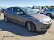 2014 Ford Focus Titanium z VIN 1FADP3N21EL401691, wystawiony jako Copart lot #81896875 z przebiegiem 130 748 mil mil oraz Szkoda całkowita • Salvage title. Historia ofert i sprzedaży dostępna na DreamBid. Obrazek 4.