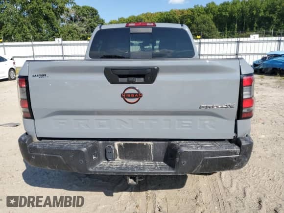 2023 Nissan Frontier SV z VIN 1N6ED1EK2PN623365, wystawiony jako Copart lot #71728005 z przebiegiem 30 037 mil mil oraz Szkoda całkowita • Salvage title. Historia ofert i sprzedaży dostępna na DreamBid. Obrazek 6.