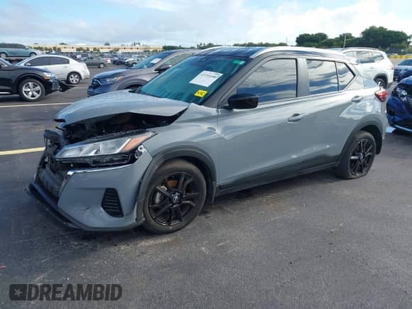 2024 Nissan Kicks SV z VIN 3N1CP5CV2RL525691, wystawiony jako IAAI lot #43191658 z przebiegiem 13 452 mil mil oraz . Historia ofert i sprzedaży dostępna na DreamBid. Obrazek 2.