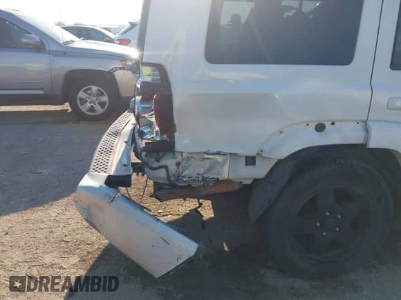 2010 Jeep Commander Sport with VIN 1J4RG4GK3AC127823, listed as a IAAI auction lot 43193107 with 149,771 mi miles and . Bid and sale history available at DreamBid. Image 6.