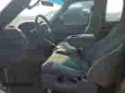 2002 Ford F-150 XL z VIN 1FTRX17282NB99126, wystawiony jako Copart lot #81027325 z przebiegiem 271 648 mil mil oraz Czysty tytuł • Clean title. Historia ofert i sprzedaży dostępna na DreamBid. Obrazek 7.