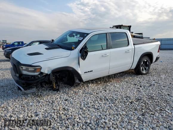 2019 Ram 1500 Rebel z VIN 1C6SRFLT5KN725405, wystawiony jako Copart lot #68399945 z przebiegiem 153 904 mil mil oraz Szkoda całkowita • Salvage title. Historia ofert i sprzedaży dostępna na DreamBid. Obrazek 1.