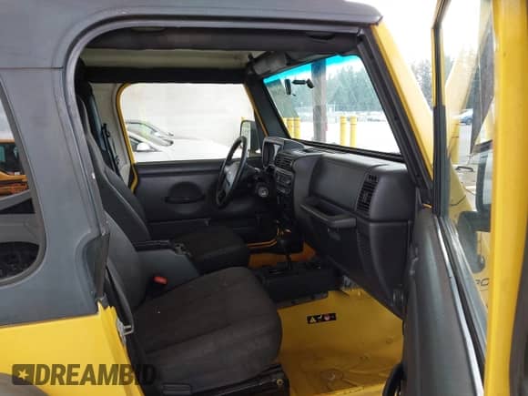 2004 Jeep Wrangler Sport z VIN 1J4FA49S04P788403, wystawiony jako IAAI lot #43184950 z przebiegiem 290 533 mil mil oraz . Historia ofert i sprzedaży dostępna na DreamBid. Obrazek 5.