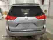 2012 Toyota Sienna z VIN 5TDKA3DCXCS015666, wystawiony jako Copart lot #68835015 z przebiegiem 245 519 mil mil oraz Szkoda całkowita • Salvage title. Historia ofert i sprzedaży dostępna na DreamBid. Obrazek 6.