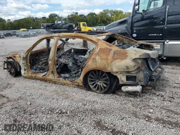 2017 BMW 7 Series 740i xDrive z VIN WBA7E4C50HGU99252, wystawiony jako Copart lot #73102714 z przebiegiem Nie podano mil oraz Nie do naprawy • Non repairable. Historia ofert i sprzedaży dostępna na DreamBid. Obrazek 2.