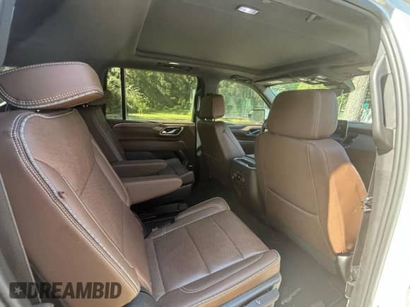 2023 Chevrolet Suburban High Country z VIN 1GNSKGKL4PR173763, wystawiony jako Copart lot #85697485 z przebiegiem 24 229 mil mil oraz Czysty tytuł • Clean title. Historia ofert i sprzedaży dostępna na DreamBid. Obrazek 6.
