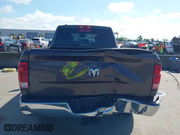 2018 Ram 1500 Tradesman z VIN 1C6RR6FT1JS305277, wystawiony jako IAAI lot #42337172 z przebiegiem 115 307 mil mil oraz . Historia ofert i sprzedaży dostępna na DreamBid. Obrazek 16.