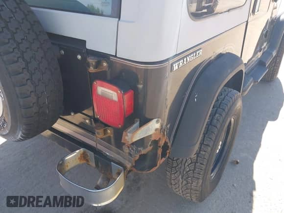 1990 Jeep Wrangler с VIN 2J4FY59T2LJ535525, выставлен на аукционе IAAI как лот 43373037 с пробегом 93 686 миль миль и . История ставок и продаж доступна на DreamBid. Изображение 6.