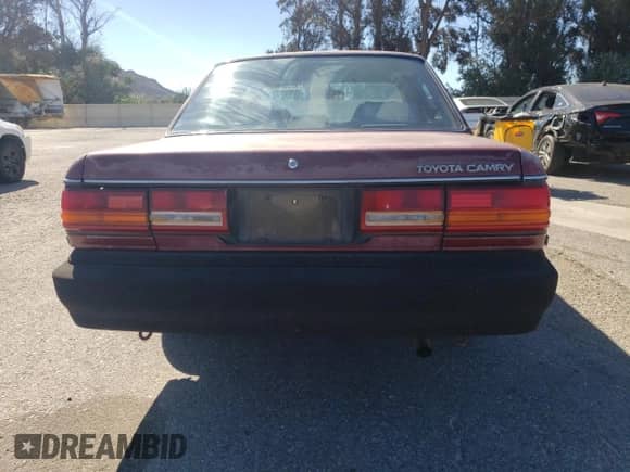 1991 Toyota Camry z VIN 4T1SV24E7MU338324, wystawiony jako Copart lot #90540185 z przebiegiem 124 473 mil mil oraz Czysty tytuł • Clean title. Historia ofert i sprzedaży dostępna na DreamBid. Obrazek 6.