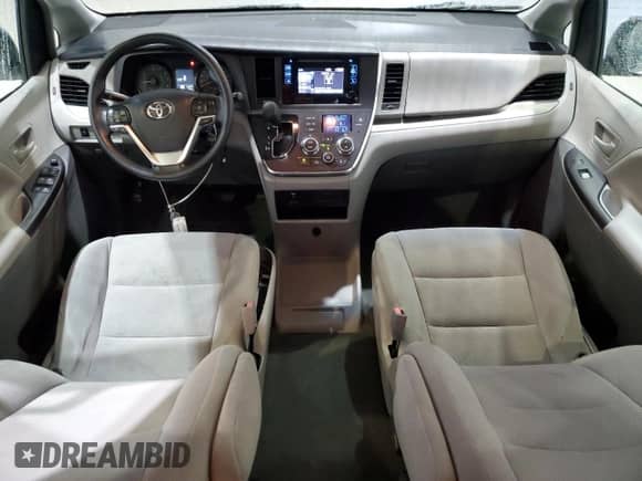 2016 Toyota Sienna L z VIN 5TDZK3DC1GS734354, wystawiony jako Copart lot #83765895 z przebiegiem 64 471 mil mil oraz Czysty tytuł • Clean title. Historia ofert i sprzedaży dostępna na DreamBid. Obrazek 8.