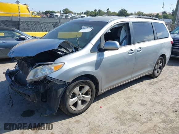 2015 Toyota Sienna LE AAS z VIN 5TDKK3DC3FS685643, wystawiony jako IAAI lot #43401772 z przebiegiem 203 402 mil mil oraz . Historia ofert i sprzedaży dostępna na DreamBid. Obrazek 2.