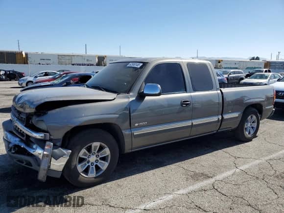 2000 Chevrolet Silverado 1500 LS z VIN 2GCEC19T4Y1347329, wystawiony jako Copart lot #62958145 z przebiegiem 227 891 mil mil oraz Szkoda całkowita • Salvage title. Historia ofert i sprzedaży dostępna na DreamBid. Obrazek 1.
