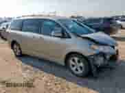 2015 Toyota Sienna LE AAS с VIN 5TDKK3DC9FS598233, выставлен на аукционе Copart как лот 67855925 с пробегом 176 279 миль миль и Списание • Salvage title. История ставок и продаж доступна на DreamBid. Изображение 4.