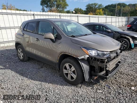 2021 Chevrolet Trax LS z VIN KL7CJNSB0MB351908, wystawiony jako Copart lot #80496125 z przebiegiem 75 349 mil mil oraz Szkoda całkowita • Salvage title. Historia ofert i sprzedaży dostępna na DreamBid. Obrazek 4.