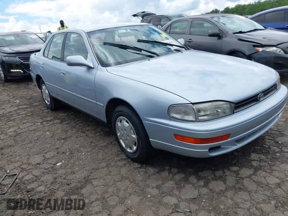 1994 Toyota Camry LE z VIN 4T1SK12E4RU439415, wystawiony jako IAAI lot #42246497 z przebiegiem 82 524 mil mil oraz . Historia ofert i sprzedaży dostępna na DreamBid. Obrazek 1.