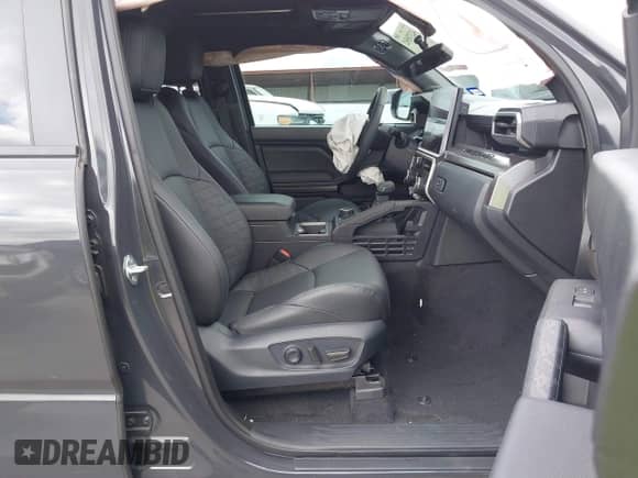 2024 Toyota Tacoma SR5 z VIN 3TMLB5JN2RM051282, wystawiony jako IAAI lot #42370502 z przebiegiem 3 932 mil mil oraz . Historia ofert i sprzedaży dostępna na DreamBid. Obrazek 5.