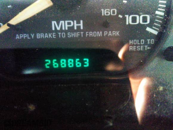 2000 Chevrolet Tahoe LS z VIN 1GNEK13T4YJ208620, wystawiony jako IAAI lot #43106045 z przebiegiem 268 863 mil mil oraz . Historia ofert i sprzedaży dostępna na DreamBid. Obrazek 7.