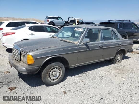 1984 Mercedes-Benz 300 D z VIN WDBAB33A0EA123575, wystawiony jako Copart lot #67858275 z przebiegiem Nie podano mil oraz Czysty tytuł • Clean title. Historia ofert i sprzedaży dostępna na DreamBid. Obrazek 1.