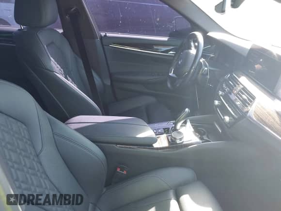 2023 BMW 5 Series 540i z VIN WBA53BJ05PWY03690, wystawiony jako IAAI lot #43131014 z przebiegiem 49 034 mil mil oraz . Historia ofert i sprzedaży dostępna na DreamBid. Obrazek 5.