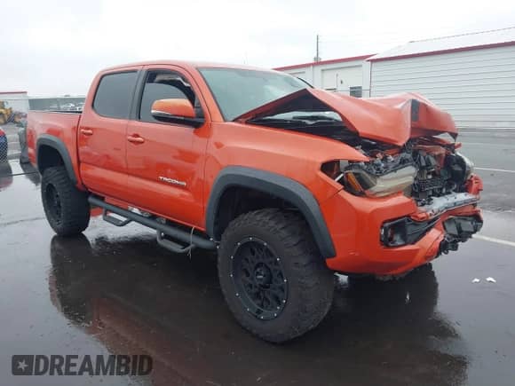2017 Toyota Tacoma TRD Off Road z VIN 5TFCZ5AN3HX056866, wystawiony jako IAAI lot #43322918 z przebiegiem 125 733 mil mil oraz . Historia ofert i sprzedaży dostępna na DreamBid. Obrazek 1.