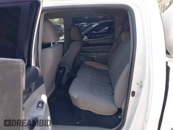 2014 Toyota Tacoma PreRunner z VIN 5TFJX4GN0EX030638, wystawiony jako IAAI lot #43008674 z przebiegiem 94 142 mil mil oraz . Historia ofert i sprzedaży dostępna na DreamBid. Obrazek 8.