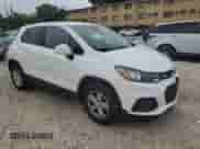 2020 Chevrolet Trax LS z VIN KL7CJKSB2LB056712, wystawiony jako Copart lot #80800155 z przebiegiem 80 986 mil mil oraz Nie do naprawy • Non repairable. Historia ofert i sprzedaży dostępna na DreamBid. Obrazek 4.