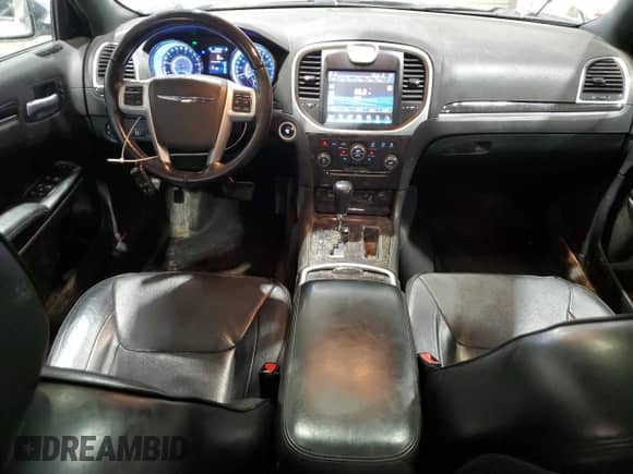 2014 Chrysler 300 C z VIN 2C3CCAKT0EH288174, wystawiony jako Copart lot #45687995 z przebiegiem 138 043 mil mil oraz Szkoda całkowita • Salvage title. Historia ofert i sprzedaży dostępna na DreamBid. Obrazek 8.