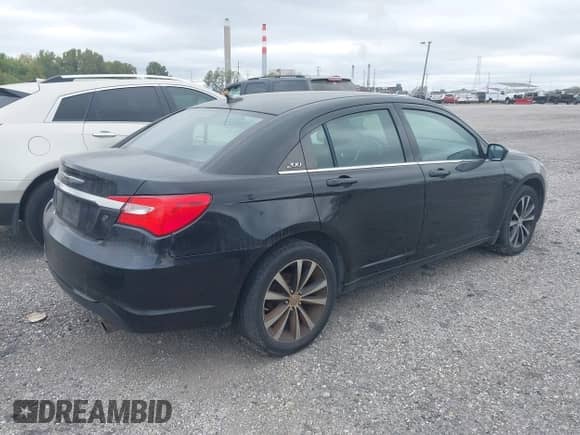 2014 Chrysler 200 Touring z VIN 1C3CCBBBXEN159119, wystawiony jako IAAI lot #43388237 z przebiegiem 137 781 mil mil oraz . Historia ofert i sprzedaży dostępna na DreamBid. Obrazek 4.