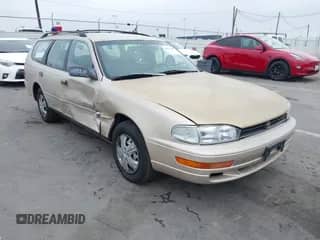 1992 Toyota Camry z VIN 4T1SK12W4NU110507, wystawiony jako IAAI lot #42236165 z przebiegiem 234 147 mil mil oraz . Historia ofert i sprzedaży dostępna na DreamBid. Obrazek 1.