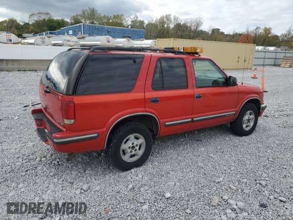 1999 Chevrolet Blazer LS z VIN 1GNDT13W5X2227396, wystawiony jako Copart lot #86856605 z przebiegiem 122 280 mil mil oraz Czysty tytuł • Clean title. Historia ofert i sprzedaży dostępna na DreamBid. Obrazek 3.