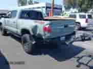 2022 Toyota Tacoma SR5 z VIN 3TYDZ5BNXNT015367, wystawiony jako IAAI lot #42257523 z przebiegiem 46 301 mil mil oraz . Historia ofert i sprzedaży dostępna na DreamBid. Obrazek 3.