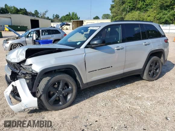 2023 Jeep Grand Cherokee Altitude z VIN 1C4RJHAG0PC593480, wystawiony jako Copart lot #62899745 z przebiegiem 33 715 mil mil oraz Szkoda całkowita • Salvage title. Historia ofert i sprzedaży dostępna na DreamBid. Obrazek 1.