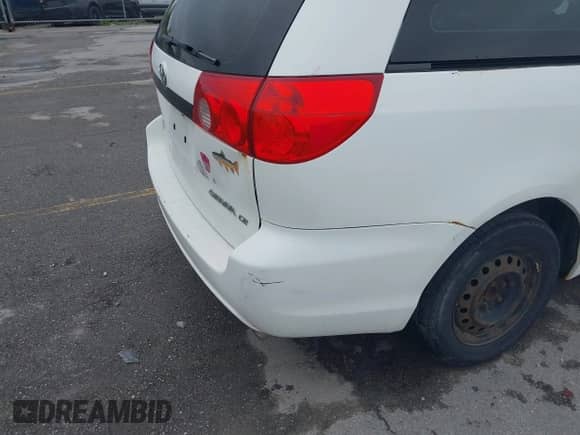 2010 Toyota Sienna CE z VIN 5TDKK4CC7AS312444, wystawiony jako IAAI lot #42291580 z przebiegiem 215 260 mil mil oraz . Historia ofert i sprzedaży dostępna na DreamBid. Obrazek 14.