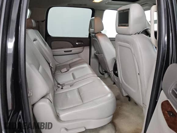 2007 Chevrolet Suburban LTZ z VIN 3GNFC16Y17G299614, wystawiony jako Copart lot #85654095 z przebiegiem 157 767 mil mil oraz Czysty tytuł • Clean title. Historia ofert i sprzedaży dostępna na DreamBid. Obrazek 11.