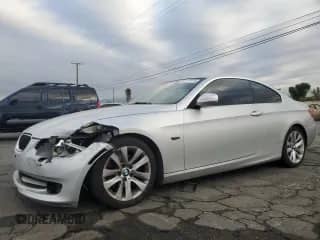 2013 BMW 3 Series 328i с VIN WBAKE3C58DE771511, выставлен на аукционе Copart как лот 82279174 с пробегом 106 193 миль миль и Списание • Salvage title. История ставок и продаж доступна на DreamBid. Изображение 1.