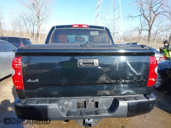 2017 Toyota Tundra Platinum с VIN 5TFAY5F16HX658385, выставлен на аукционе IAAI как лот 41384587 с пробегом 43 189 миль миль и . История ставок и продаж доступна на DreamBid. Изображение 16.