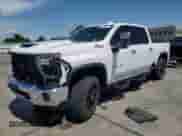 2024 Chevrolet Silverado 3500HD LTZ z VIN 2GC4YUEY8R1110960, wystawiony jako Copart lot #56709485 z przebiegiem 29 534 mil mil oraz Szkoda całkowita • Salvage title. Historia ofert i sprzedaży dostępna na DreamBid. Obrazek 1.